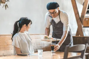 東京都ハンバーガー・ステーキ店でLINE会員1,000人突破！POP設置のみで幅広い年代の顧客獲得